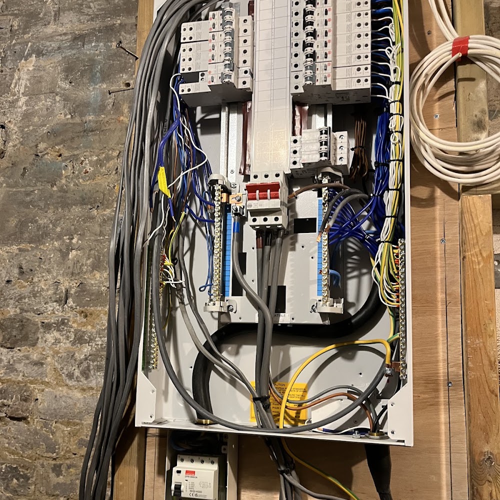 eLucas - Qualified electrician